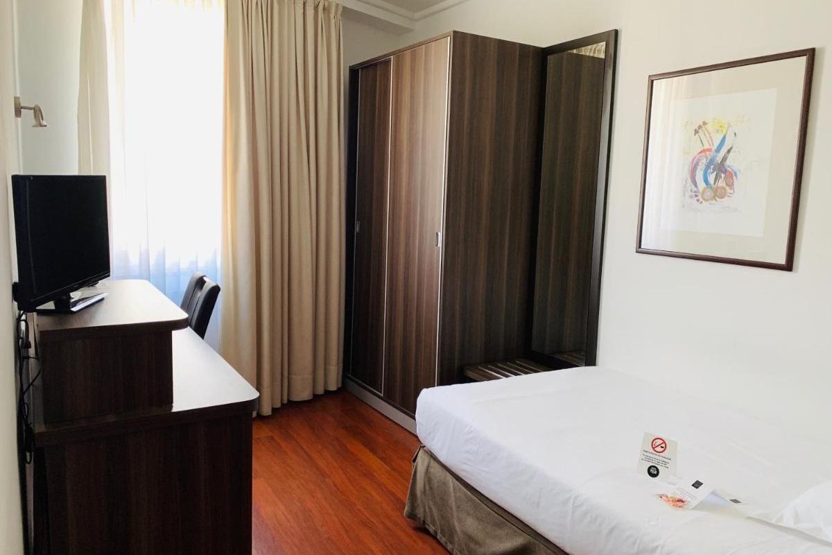 Hotel Yoldi Памплона Екстер'єр фото