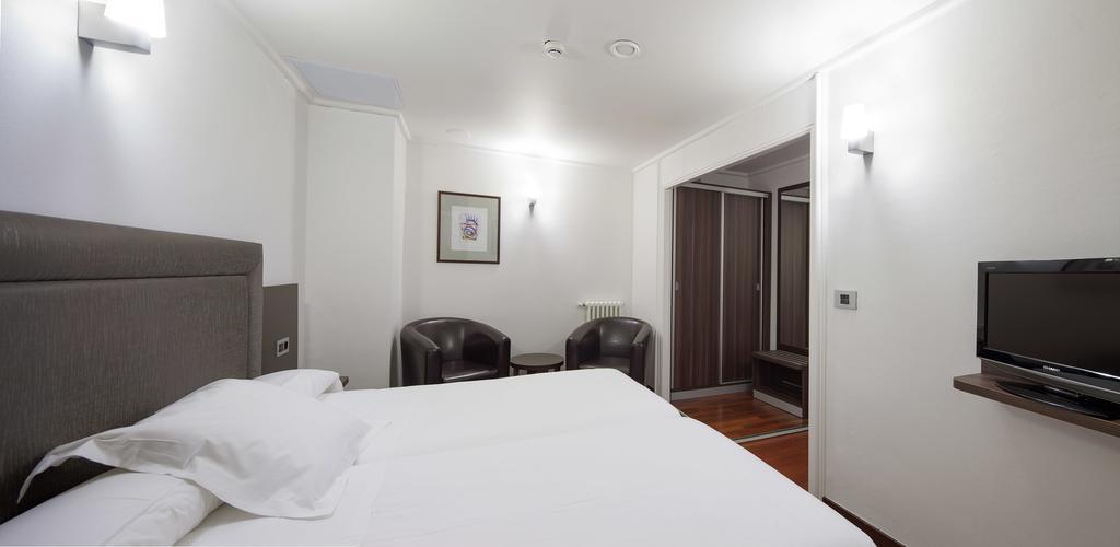Hotel Yoldi Памплона Екстер'єр фото