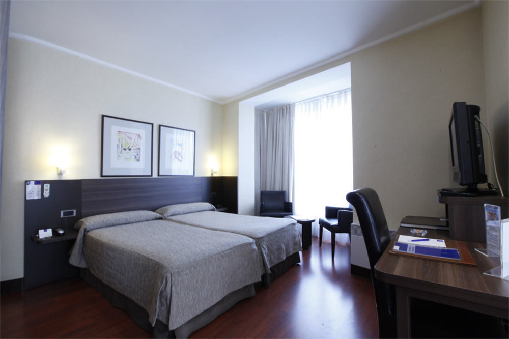 Hotel Yoldi Памплона Екстер'єр фото